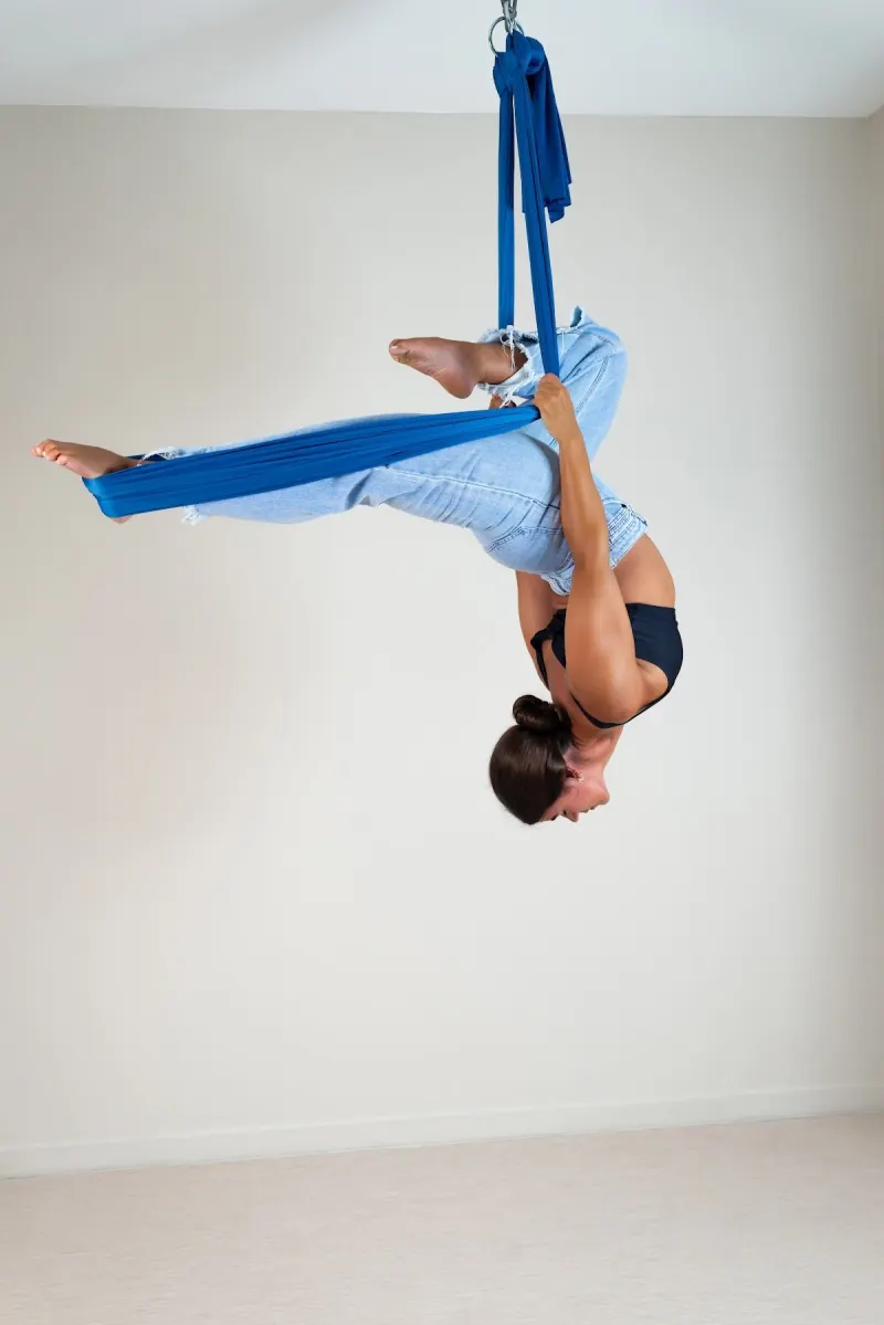 Erika Abel invertida no tecido acrobático